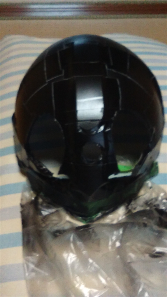 黒に着色した仮面ライダーヘルメット
